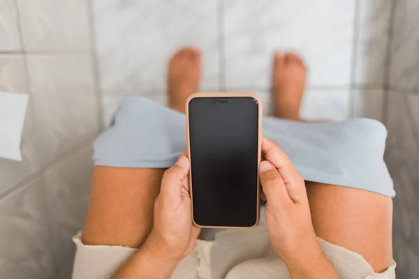 Una Mujer Caucásica Que Comunica Distancia Con Teléfono Inteligente Sentado — Foto de Stock