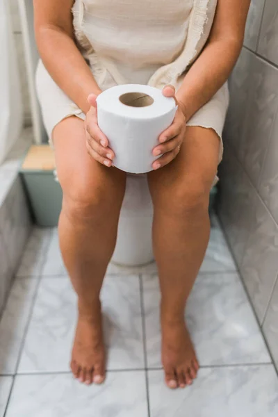 Nierozpoznawalna Kobieta Siedząca Toalecie Łazience Papierem Toaletowym — Zdjęcie stockowe
