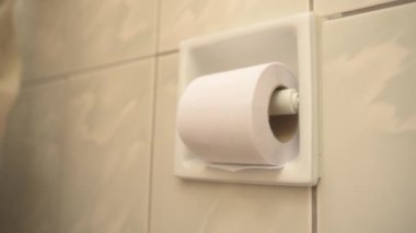 Tuvalet kağıdının bir kadının eliyle açılışı.