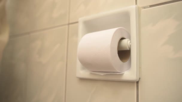 Zbliżenie Papieru Toaletowego Rozwijane Przez Kobiecą Dłoń — Wideo stockowe