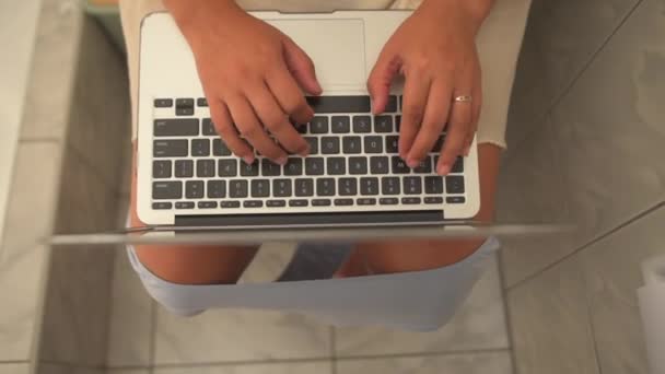Vídeo Computadora Desde Arriba Con Una Mujer Sentada Baño Casa — Vídeo de stock