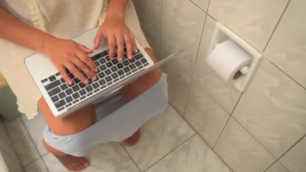 Wideo Kobieta Pracuje Jej Domu Łazienka — Wideo stockowe