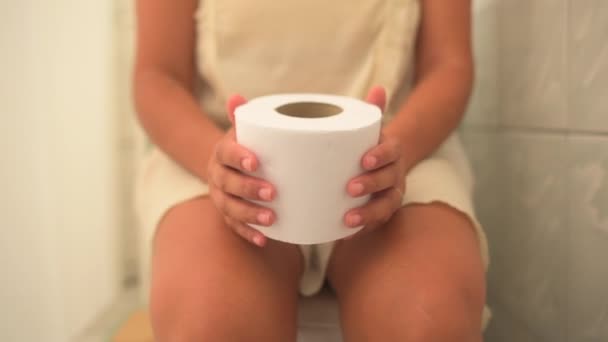 Wideo Kobiety Siedzącej Toalecie Trzymającej Papier Toaletowy Następnie Bawiącej Się — Wideo stockowe