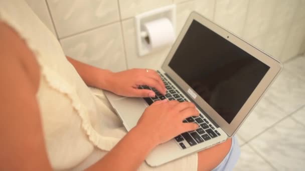 Video Una Mujer Negocios Trabajando Computadora Mientras Estaba Sentada Inodoro — Vídeo de stock