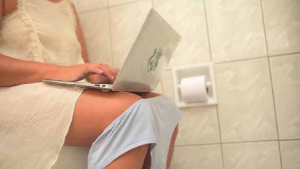 Відео Жінки Яка Пише Домашнє Завдання Сидячи Туалеті Вдома — стокове відео