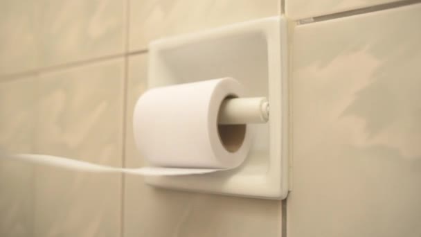 Video Der Hand Einer Frau Die Ein Stück Toilettenpapierrolle Abschneidet — Stockvideo