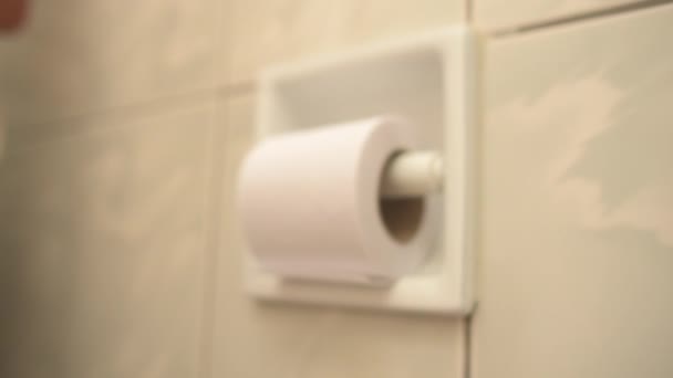 Wideo Kobiecej Ręki Odcinającej Kawałek Rolki Papieru Toaletowego — Wideo stockowe