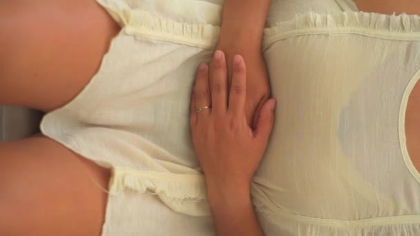 Függőleges Közelkép Videó Egy Hasi Fájdalommal Küzdő Nőről Gyomorfertőzés Miatt — Stock videók