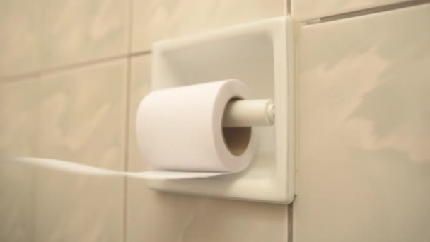 Zbliżenie Papieru Toaletowego Rozwijane Przez Kobiecą Dłoń — Wideo stockowe