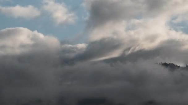 Χρονικό Κενό Ενός Πυκνού Νέφους Πάνω Από Ένα Βουνό Στη — Αρχείο Βίντεο