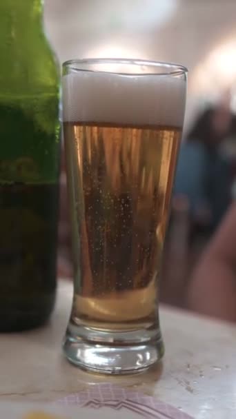 Szklanka Piwnego Piwa Tętniąca Życiem Zielona Butelka Kondensacja Błyszczy Odcienie — Wideo stockowe
