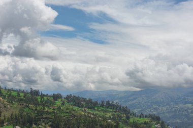 Tropik dağların üzerinde güzel bulutlarla kaplı bir gökyüzü manzarası. Seyahat tatili kavramı