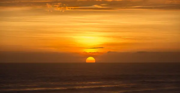 Εικόνα Ενός Ηλιοβασιλέματος Μια Παραλία Ήλιος Φαίνεται Δύει Στη Θάλασσα — Φωτογραφία Αρχείου