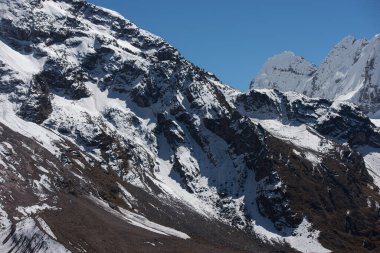 Küresel ısınma nedeniyle erime sürecinde Cusco Peru 'daki Auzangate karlı dağının manzarası.