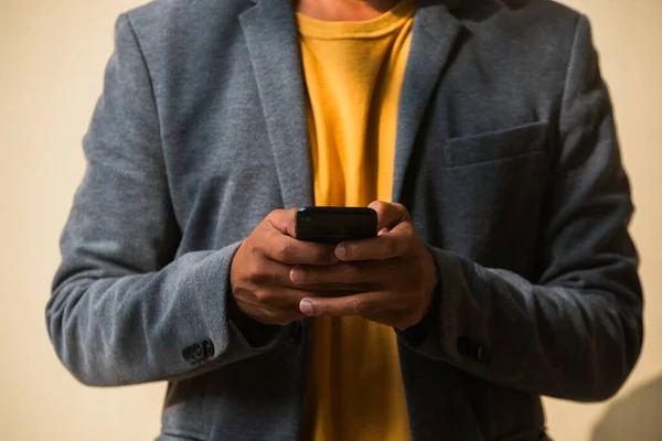 Bilinmeyen Latin işadamı cep telefonunu kullanıyor..