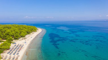 Yunanistan 'da Kumsalda Dinlenen İnsanların Uçan Dronu' ndan Hava Görüntüsü.