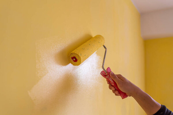 Стена для ручной росписи декоратора с роликом.