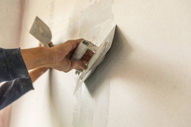 eski işçi duvar sıva ile yenilenen ev araçları. Sıvacı yenilenen kapalı duvar ve tavan float ve alçı ile.