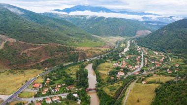 Güzel sisli ve bulutlu dağ ormanları.