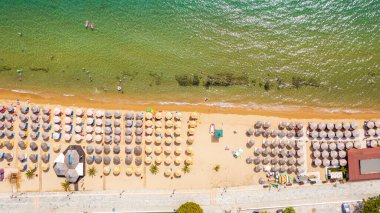 Yunanistan 'da Kumsalda Dinlenen İnsanların Uçan Dronu' ndan Hava Görüntüsü.