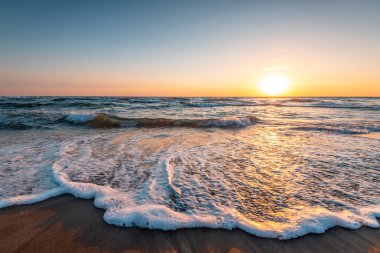 Akdeniz 'de gün batımında dalgalar.