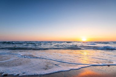 Akdeniz 'de gün batımında dalgalar.