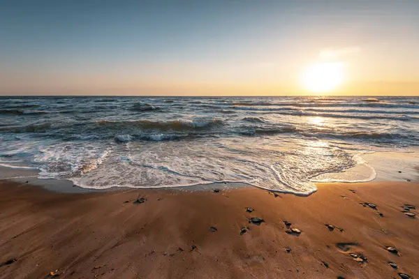Akdeniz 'de gün batımında dalgalar.