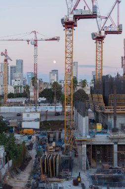 TEL AVIV, ISRAEL - Mayıs 01 2022: Ay yükselirken Tel Aviv 'deki Somail kompleksi. Yeni Tel Aviv Belediye Binası 'nın inşaatı. İbn Gvirol Şehir Yenileme. Yüksek kalite