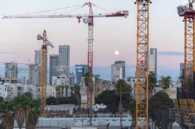 TEL AVIV, ISRAEL - Mayıs 01 2022: Ay yükselirken Tel Aviv 'deki Somail kompleksi. Yeni Tel Aviv Belediye Binası 'nın inşaatı. İbn Gvirol Şehir Yenileme. Migdal HaMeah