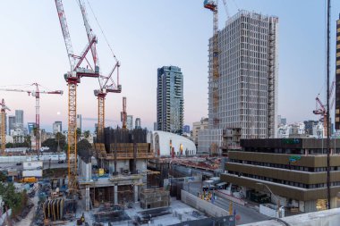 TEL AVIV, ISRAEL - Mayıs 01 2022: Ay yükselirken Tel Aviv 'deki Somail kompleksi. Yeni Tel Aviv Belediye Binası 'nın inşaatı. İbn Gvirol Şehir Yenileme. Migdal HaMeah