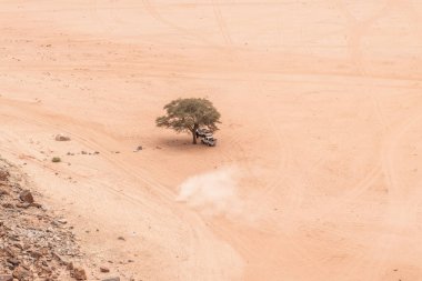 Ürdün 'ün Wadi Rum çölünde güzel bir gün. Muazzam dağları ve kumulları olan geniş bir tatlı. Görmeniz gereken muhteşem bir manzara. Yüksek kalite fotoğraf