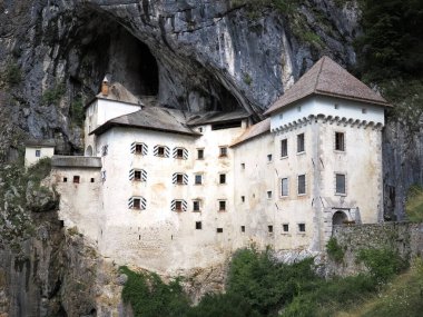 Slovenya 'daki büyüleyici Predjama Kalesi