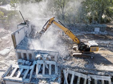 Sarı aracı olan eski bir binanın yıkılması.