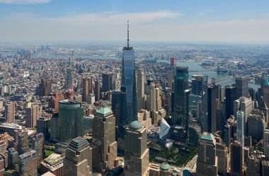 Güneşli bir günde New York'taki Manhattan gökdelenlerinin havadan görünümü