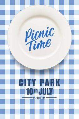 Mavi kareli masa örtüsü ya da ekose üzerine boş beyaz seramik tabak. Piknik afişi, poster arka planı. Yemek pişirme, sofra takımı, yemek servisi tasarım elementleri. Vektör 3d gerçekçi üst görünüm illüstrasyonu