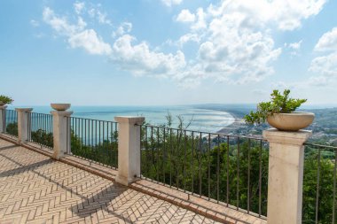 Vasto, Abruzzo, İtalya, 10-05-2023. Terastan deniz manzarası