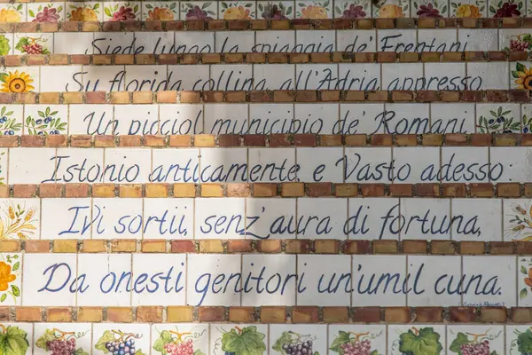 Vasto, İtalya, 09-10-2023. Rossetti Merdiveni, yaklaşık 60 öğrenci söz konusu merdiveni örtmek ve süslemek için kullanılan beş yüz döşemeyi boyadı.