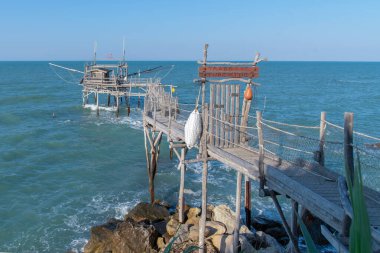  Haziran 2023, San Vito Chietino, Abruzzo, İtalya. Trabocchi Sahili. Turchino Trabocco manzarası. Eski balıkçılık makinesi.