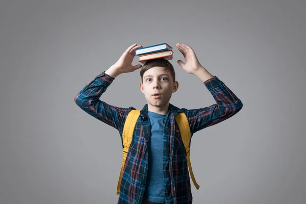 Divertido Niño Alumno Sorprendido Ropa Casual Con Bolsa Escuela Libros — Foto de Stock