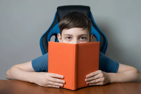 Aluno Engraçado Pré Adolescente Com Livro Aberto Sentado Mesa Preparando — Fotografia de Stock
