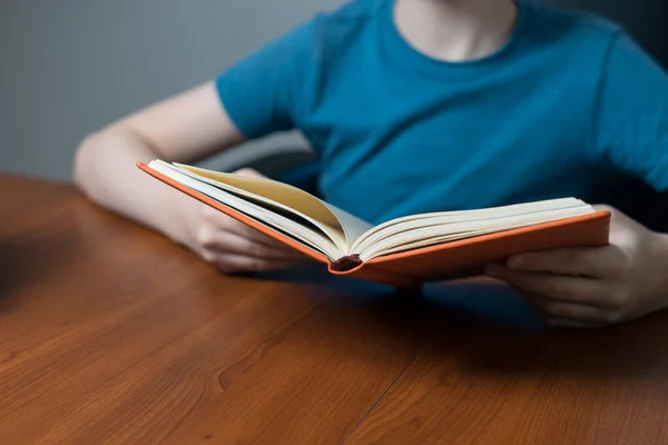 Recortado Tiro Niño Alumno Preadolescente Con Libro Texto Abierto Sentado — Foto de Stock