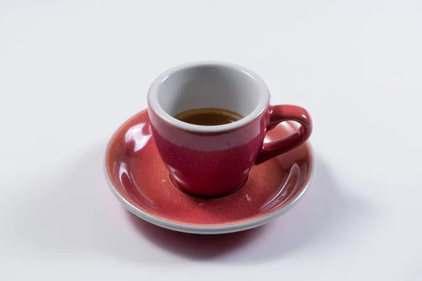 Kafedeki seramik bardakta taze kafein içeceği.