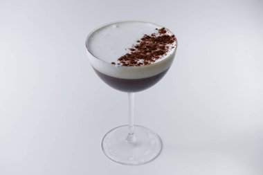 Kafeinli ve çikolatalı zarif alkollü içecek, yakın plan.