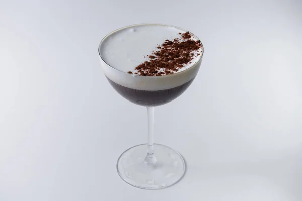 Kafeinli ve çikolatalı zarif alkollü içecek, yakın plan.