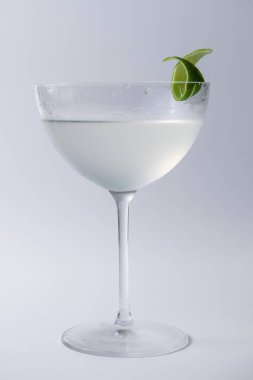 limon kabuğuyla süslenmiş alkollü kokteyl, menü için resim.