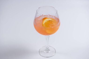 Bar menüsündeki şarap kadehinde soğuk aperol spreyine yakın çekim.