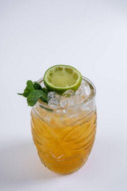 Soğuk ananas ya da kafede bardakta egzotik alkol içeceği.