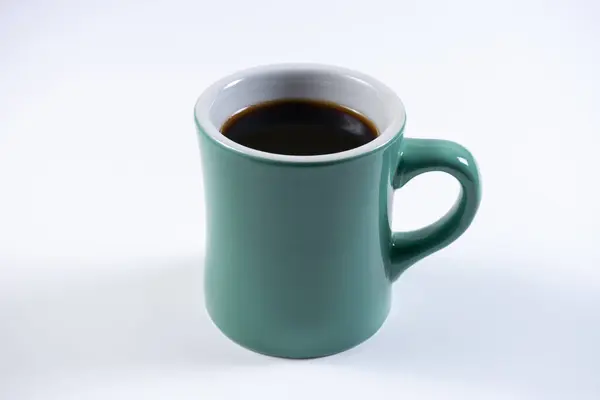 Filtre kahveli seramik fincana yakın çekim ya da beyaz arka planda Americano içeceği. Bardakta büyük porsiyon taze kahve espresso..