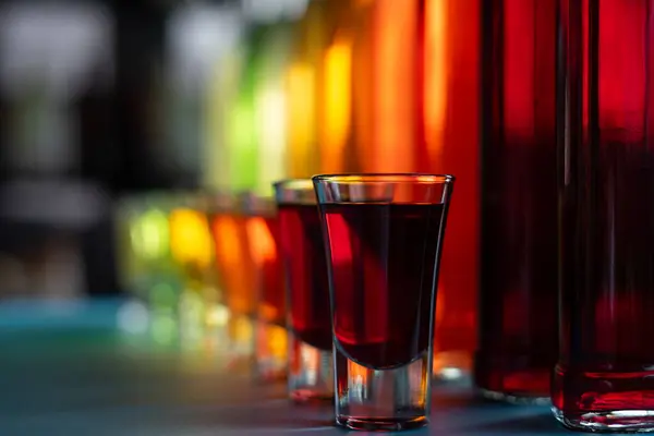 Bardaklara ve bardaklara yakın alkollü dut tentürü ya da bar masasında ev yapımı şarap. Lokantada meyve suyu ve doğal alkol içeceği.