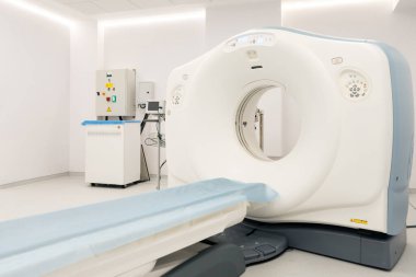 Tıbbi tomografi ya da MRI cihazı teşhis kliniğinde. Hastanedeki modern tıbbi malzemeler. Manyetik rezonans görüntüleme tarayıcısı